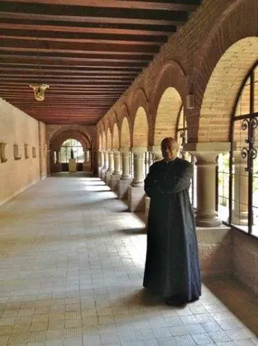 Епископ Гордон Беннетт, С. Дж. Лос-Анджелеса в аббатстве в честь 50-летия иезуитства.