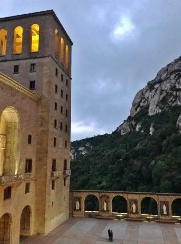 Вечерний свет, и два последних паломника направляются домой.