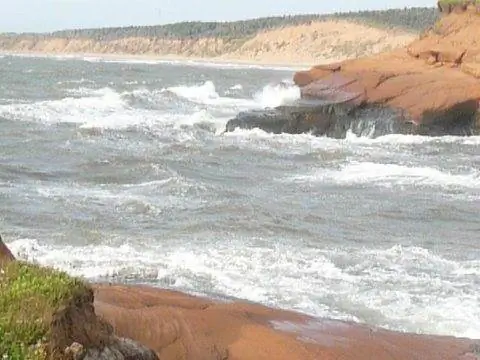 Свирепые ветры бьют волны на острове Гранд-Энтри.