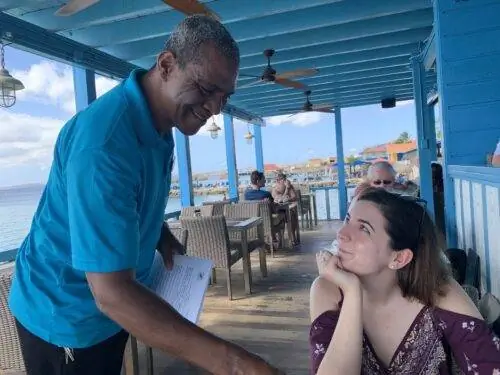 Эдвин в ресторане Chibi Chibi курорта Divi Flamingo очаровывает гостя (Джеки Маллен) выбором вариантов.