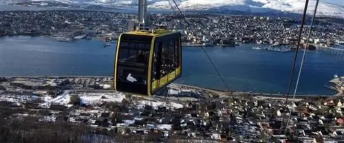 Фьелльхайзен. Канатная дорога Тромсё доставит наблюдателей на высоту 421 метр над уровнем моря, откуда открывается потрясающий вид.