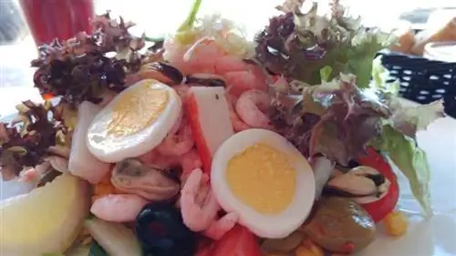 Салат из морепродуктов в Тромсё.