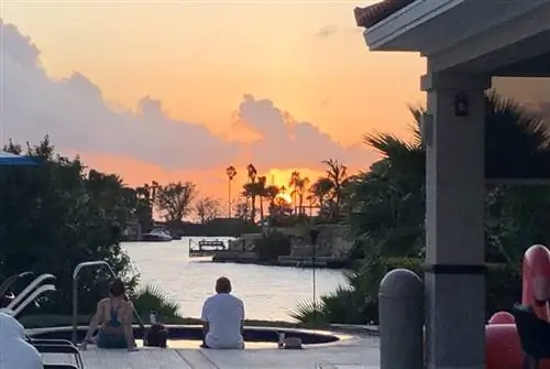 Типичный драматический закат у бассейна Marriott Dive Resort на острове Бонэйр, Карибское море. Фотографии Гейл Клиффорд.