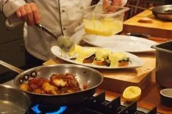 Голландский соус и начинка для блинчиков.