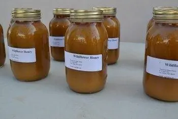Мед для продажи на фермерском рынке Лас-Крусес
