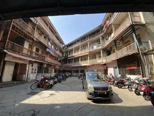 Чал (многоквартирные дома для бедных с общими туалетами) в Гиргауме, Бомбей.