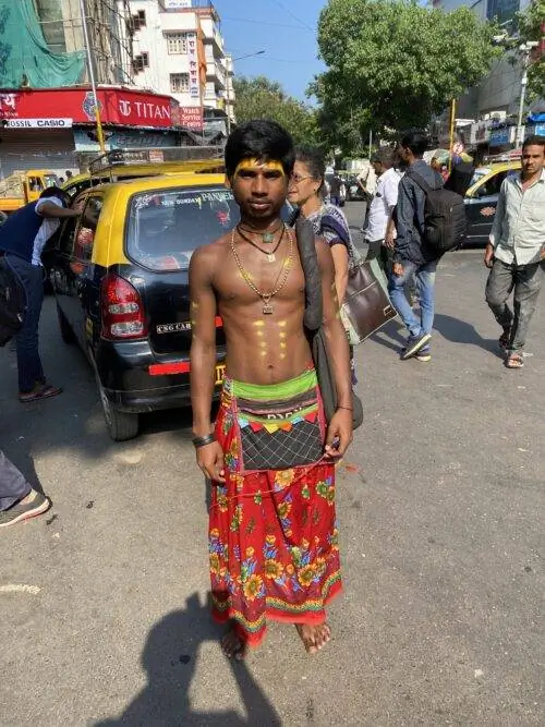 Уличный артист в Дадаре, Бомбей, он хлещет себя толстым кнутом, прося милостыню.