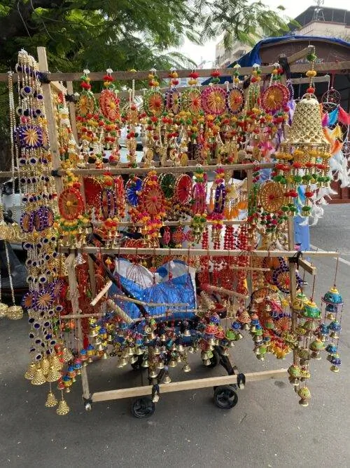 Безделушки и декоративные предметы, которые продает странствующий торговец на колесах