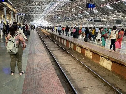 Знаменитая железнодорожная станция Виктория-Терминус в Бомбее