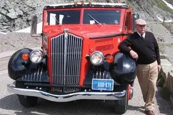 Джаммер Джо за рулем: впечатляющие красные автобусы Глейшер-парка