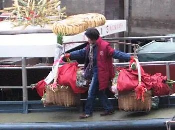 Выгрузка цветов с грузового судна