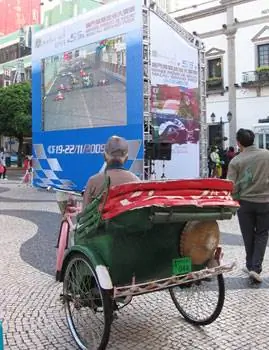 По всему городу установлены видеомониторы.