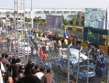 Водители ждут на решетке, пока авария не будет устранена.