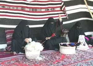 Женщины делают пряжу в Катаре