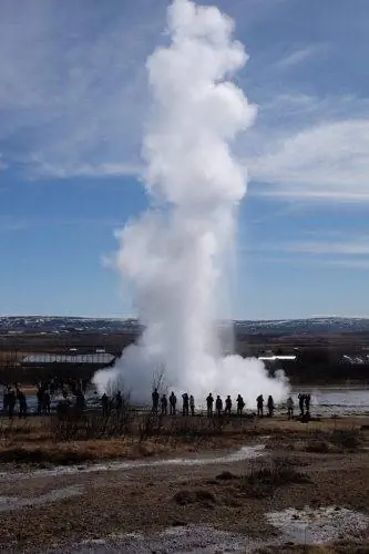 Гейзер Строккур устраивает впечатляющее шоу каждые 5-8 минут.