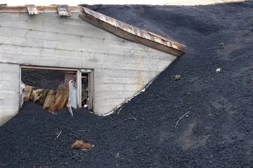 Остатки дома, погребенного в результате извержения вулкана Эльдфелл, лава на доме.