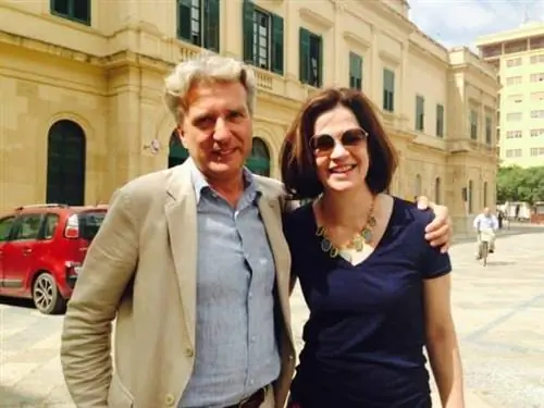 У него волнистые серебристые волосы, обаятельная улыбка и красивое телосложение. Джакомо Инкарбона из Элитных туров по острову.