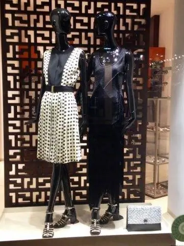 Я воодушевлен, увидев свою первую любовь после путешествий, моду (Витрины, Трапани).