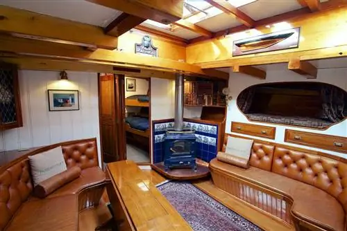 Общий салон на борту Passing Cloud