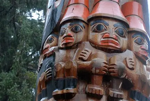 Пять хороших людей, деревянная статуя хайда