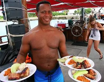 Обед подается на борту «Веселого пирата». фотографии Лориэнн Высоцки.