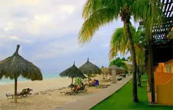 Tamajin Все включено на пляже Арубы.