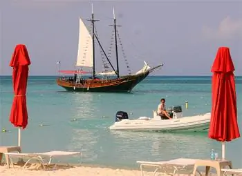 Веселый пиратский корабль.