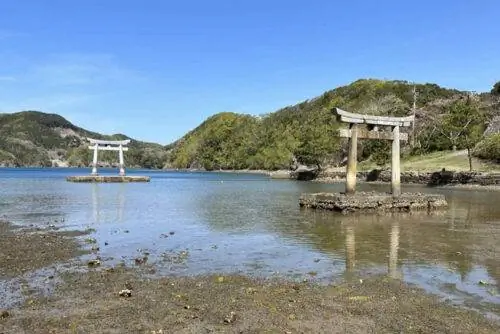 Ворота тории в храм Ватадзуми в заливе Асо в Цусиме. Святилище является легендарным местом расположения Дворца Дракона морского бога.