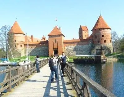 Туристы в замке Такай на озере Гальве в Литве. Фотографии Стивена Хартсхорна