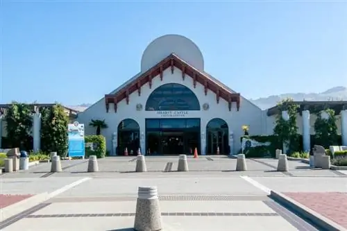 Центр для посетителей в замке Херст, довольно далеко от фактического комплекса, который расположен на холме с видом на Тихий океан.