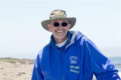 Алан Филлмор, доцент организации «Друзья морских слонов», предоставляет отличный ресурс для тех, кто интересуется этими огромными животными.