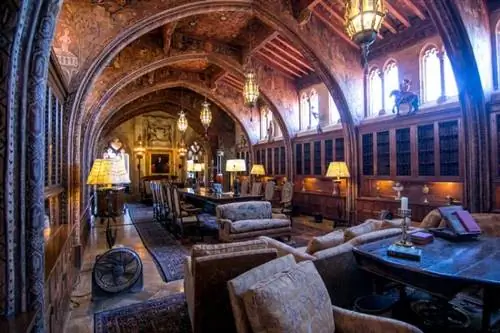 Готический кабинет особняка.
