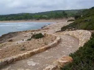 Остатки римской дороги вдаются в пляж