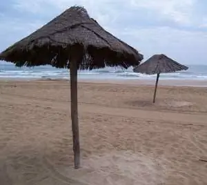 Испанские зонтики: тенистая передышка на Плайя-Лларга