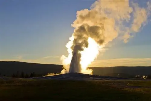 Знакомые места, такие как Old Faithful и Гранд-Каньон Йеллоустона, - это лишь малая часть этого парка площадью миллион акров, который очень хорошо знают сотрудники Austin Adventures.