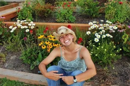 Кейси среди цветов в прекрасной Монтане.