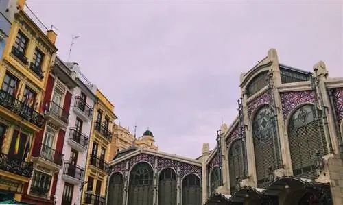 Впечатляющая архитектура за пределами одного из старейших рынков Европы, Mercat Central в Валенсии. Фото Оливии Гилмор.