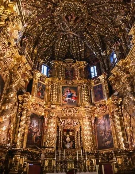 Золотой запрестольный образ в стиле чурригереск в церкви Санта-Мария-ла-Майор.
