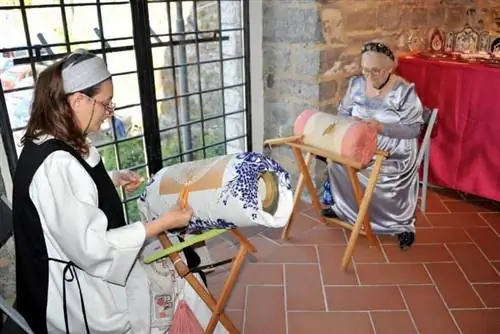 Кружевницы в Белладжио демонстрируют старинное традиционное ремесло.