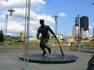 Статуя Роберто Клементе за пределами парка PNC, домашней арены Питтсбургских пиратов.