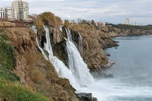 Водопад Дюден (Анталья) впадает в океан