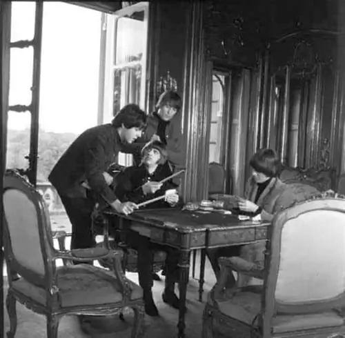 The Beatles сняли отрывки из HELP! в Cliveden House, который в фильме заменял Букингемский дворец. Они использовали французскую столовую на территории для сцены.