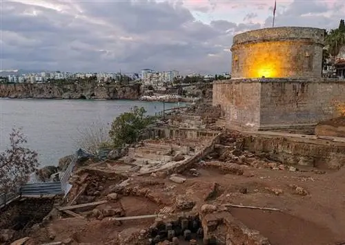 Старый город (Калеичи) до сих пор окружен римской стеной.