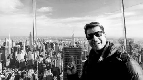 На выступе в The Edge посетитель, Стив, восхищается концепцией и высотой.