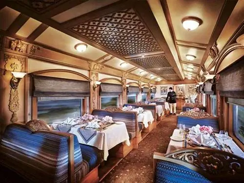 Время приема пищи - еще одно непревзойденное впечатление от Deccan Odyssey.