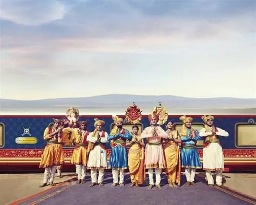 В вашу поездку входит персональный камердинер для каждого пассажира роскошного поезда Deccan Odyssey.