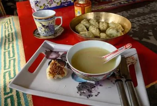 Домашние момо с мясной начинкой и вкусный бульон с чаем и печеньем идеально подходят для сытного обеда в компании новых друзей.