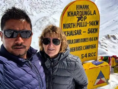 Автор и ее гид Тенсин делают обязательное селфи, доказывающее, что они благополучно добрались до вершины перевала Кхардунг Ла, Ладакх, Индия.