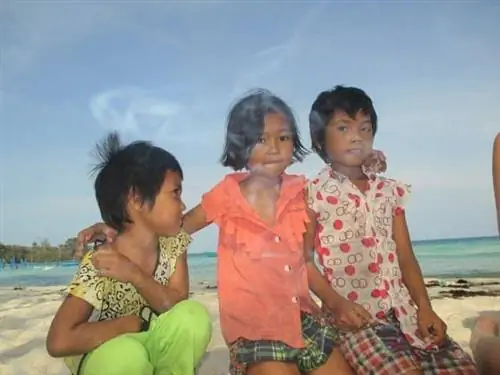 Станьте волонтером в компании Friends of Koh Rong и наслаждайтесь общением с детьми на острове.