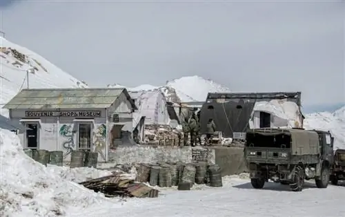 На вершине перевала Кхардунг Ла в Ладакхе у организации пограничных дорог, которая обслуживает дорогу, есть жилые помещения, а также сувенирный магазин и кофейня.